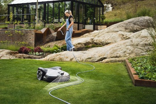 Dirbtinis intelektas atkeliauja ir į vejos priežiūrą: „Husqvarna“ pristatė dar išmanesnius robotus vejapjoves