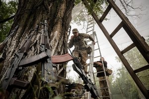 Nepaprasti vaizdai: nuo dronų ginasi perdirbtomis žemės ūkio priemonėmis