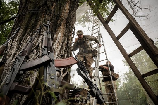 Nepaprasti vaizdai: nuo dronų ginasi perdirbtomis žemės ūkio priemonėmis