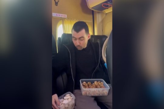 Išsiilgtas skonis: „Hamas“ nelaisvę išgyvenęs izraelietis godžiai kerta mamos keptus skanėstus