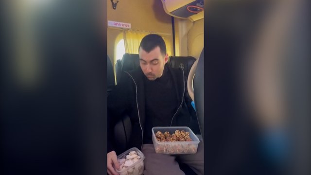 Išsiilgtas skonis: „Hamas“ nelaisvę išgyvenęs izraelietis godžiai kerta mamos keptus skanėstus