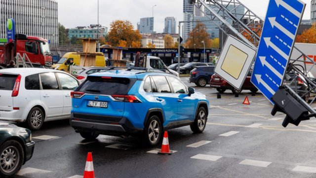 Judrioje Vilniaus gatvėje – chaosas: nulūžus šviesoforų atramai sankryža tapo nereguliuojama