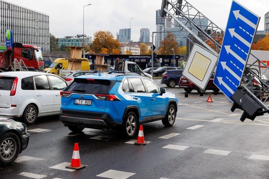 Judrioje Vilniaus gatvėje – chaosas: nulūžus šviesoforų atramai sankryža tapo nereguliuojama