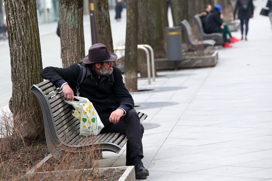 EBPO tyrimas: vis daugiau jaunų ir senų žmonių jaučiasi vieniši