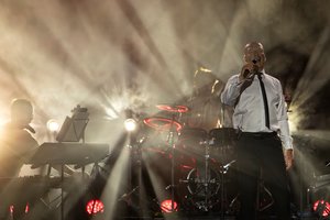 Egidijus Sipavičius surengė įspūdingą koncertą Šv. Kotrynos bažnyčioje pristatydamas naująjį albumą „Pėdsakai“