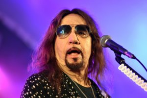 Mirė buvęs roko grupės „Kiss“ gitaristas A. Frehley