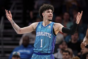 Keistenybė NBA lygoje: keli žaidėjai staiga sumažėjo net 8 centimetrais