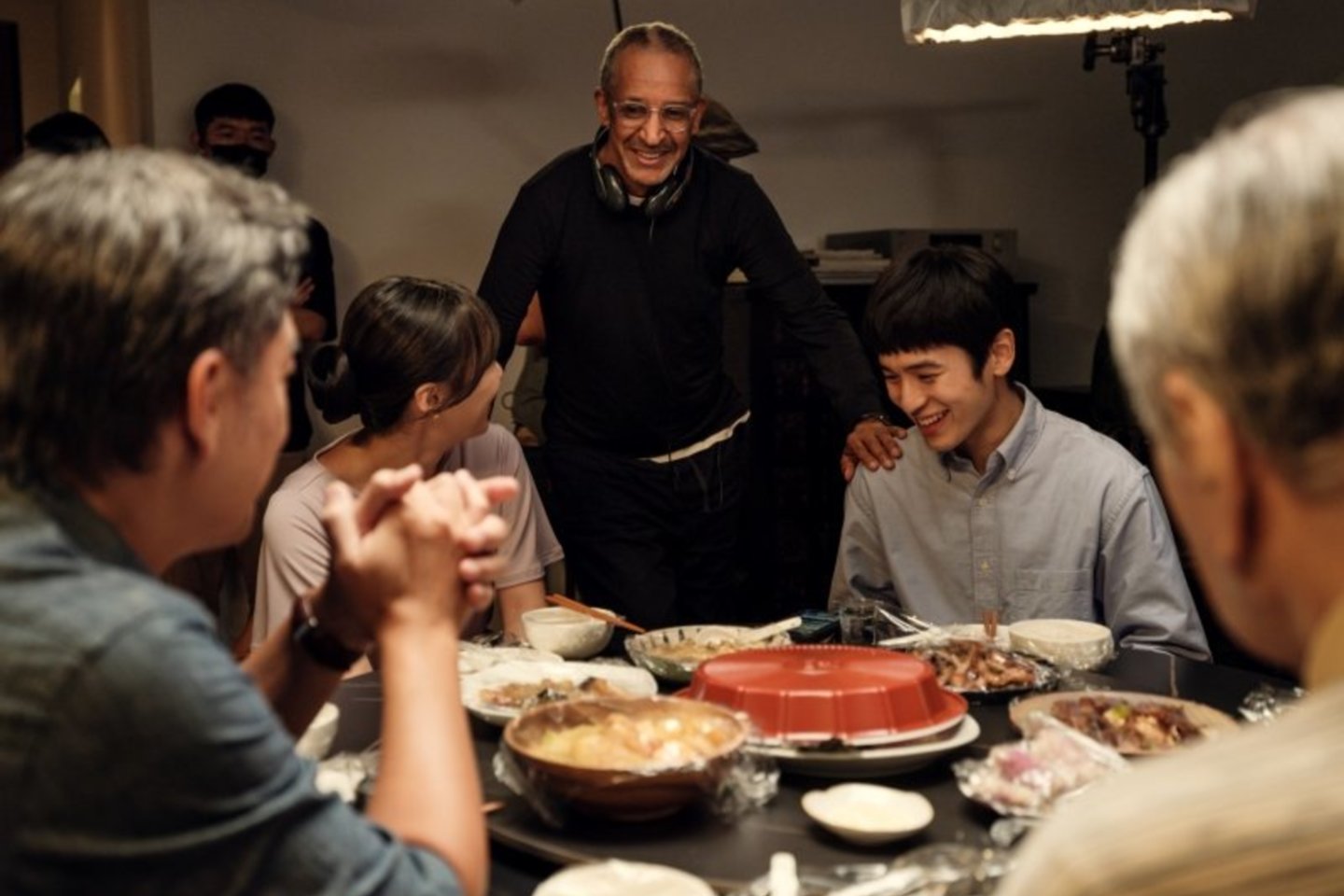 Režisierius A.Sissako filmavimo aikštelėje.<br>O.Marceny nuotr.