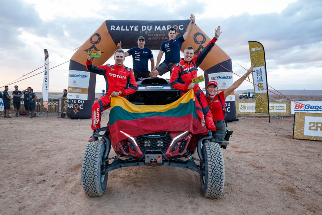 Mindaugas Sidabras su Ernestu Česoku – pirmieji lietuviai, iškovoję nemokamą startą Dakaro ralyje