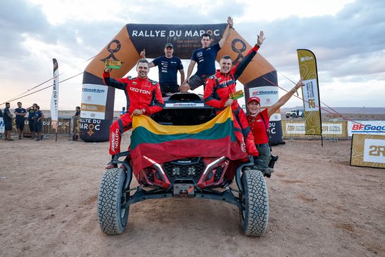 Mindaugas Sidabras su Ernestu Česoku – pirmieji lietuviai, iškovoję nemokamą startą Dakaro ralyje