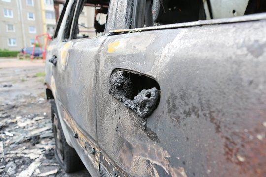 Šalia sudegusio automobilio Šiaulių rajone rastas vyro kūnas