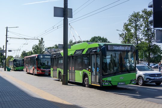 Kaune troleibuse siautėjo vyras, bandant jį sutramdyti – paspruko