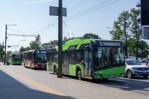 Kaune troleibuse siautėjo vyras, bandant jį sutramdyti – paspruko