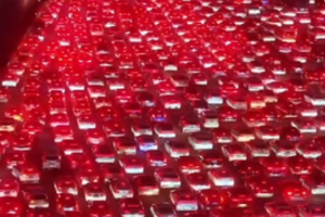 Automobilių spūstis, kokios pasaulis dar nematė: užsikimšo 36 eismo juostos