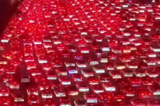 Automobilių spūstis, kokios pasaulis dar nematė: užsikimšo 36 eismo juostos