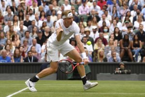 Kanados tenisininkas su žiūrovu riejosi rusiškai