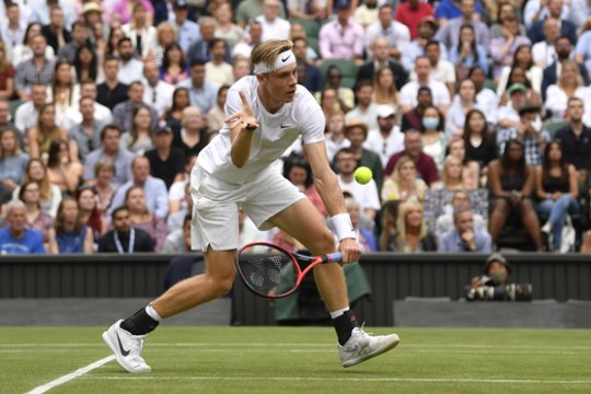 Kanados tenisininkas su žiūrovu riejosi rusiškai