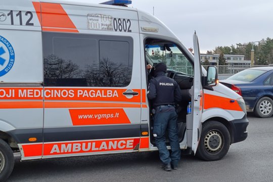 Vilniaus rajone susidūrė du automobiliai, sužalotus žmones išvežė medikai