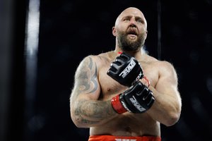 UTMA turnyre T. Pakutinskas nesugebėjo atsisveikinti su sportu: liko po diskvalifikacijos ir nori „daužyti“ kartvelą