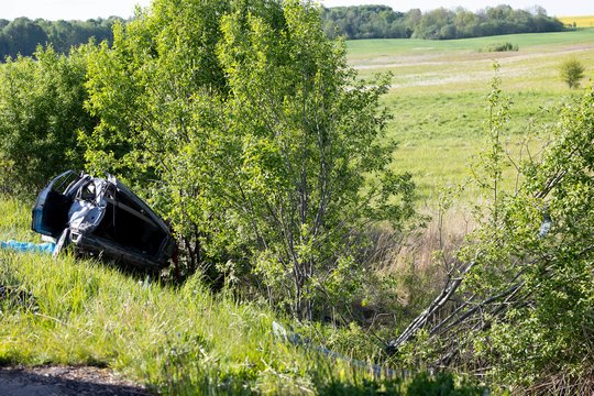 Kai automobilis Marijampolės savivaldybėje nulėkė į griovį, iš salono pradėjo veržtis dūmai