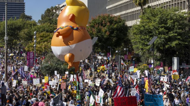 Per JAV driekiasi protestų banga prieš D. Trumpą: prezidentą vaizdavo su sauskelnėmis