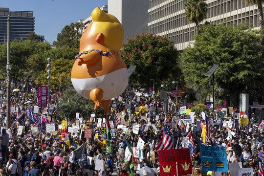 Per JAV driekiasi protestų banga prieš D. Trumpą: prezidentą vaizdavo su sauskelnėmis