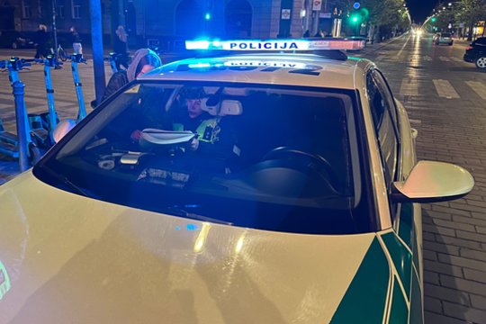 Tai bent pasivažinėjo – girto vyro vairuojamas BMW Kauno rajone niokojo automobilius ir net apgadino namą