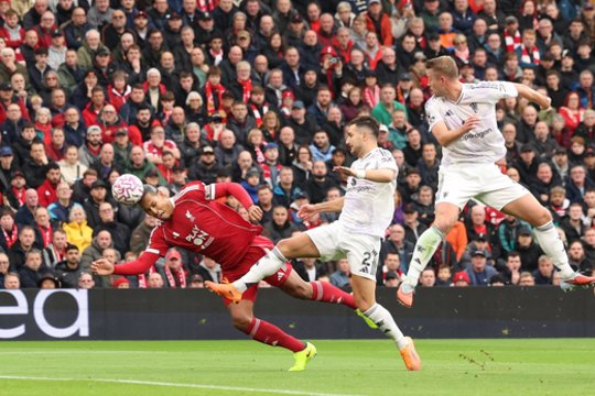 „Liverpool“ gavo antausį nuo „Manchester United“, o „Aston Villa“nesutriko po anksti praleisto įvarčio