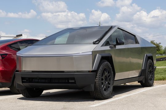 Po trijų studentų gyvybes nusinešusios avarijos – teismai: šeimos kaltina „Tesla“ dėl „mirtinų durų“