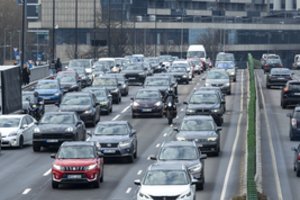 Pirmadienio rytą – kamščiai visame Vilniuje: nepravažiavo dalis troleibusų, vėlavimai – iki valandos