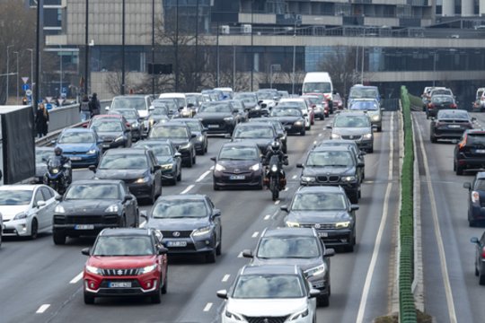Pirmadienio rytą – kamščiai visame Vilniuje: nepravažiavo dalis troleibusų, vėlavimai – iki valandos