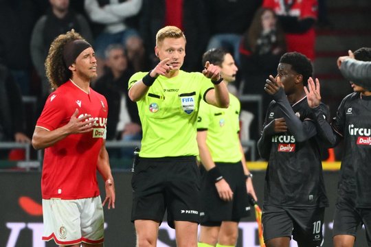 Neeilinis įvykis Belgijoje: neapsikentęs fanų mėtomų daiktų teisėjas baigė mačą anksčiau laiko