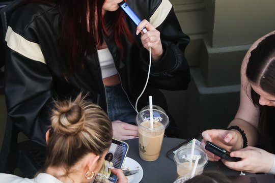 „Inhaliuojami vitaminai“: Vilniaus mokyklos vadovę pribloškė teiginiai apie e. cigaretes, įdiegė pažangias saugumo priemones