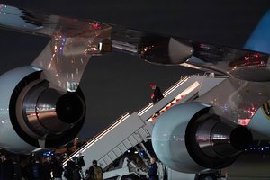 Užkirto kelią pasikėsinimui į D. Trumpą? Netoli oro uosto aptikta įtartina medžiotojų platforma, FTB atlieka tyrimą