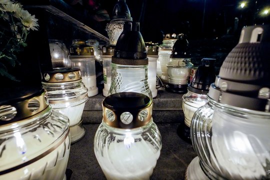 Vėlinėms pasiruošę: žvakės kapinėse degs ir savaitę, jei pasiimsite iš namų vieną dalyką