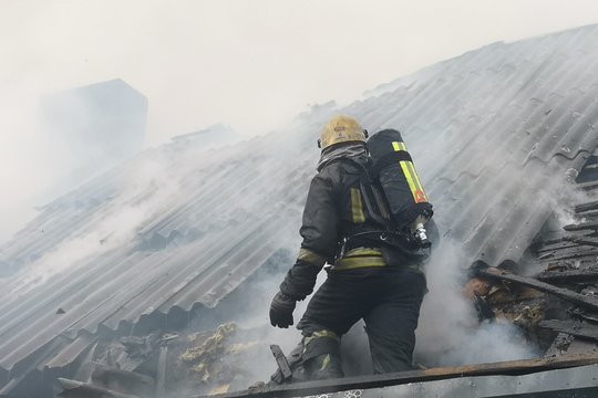 Savaitgalį gaisre žuvo vienas žmogus – kitą ugniagesiams pavyko išgelbėti