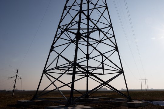 Lietuvoje šoktelėjo elektros kaina: paaiškino, kas nutiko