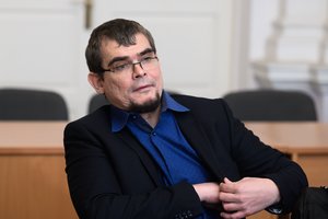 Emilis Vėlyvis leidžiasi į mistinę tamsą: netrukus žiūrovai išvys jo naują trilerį „Vilko gomurys“