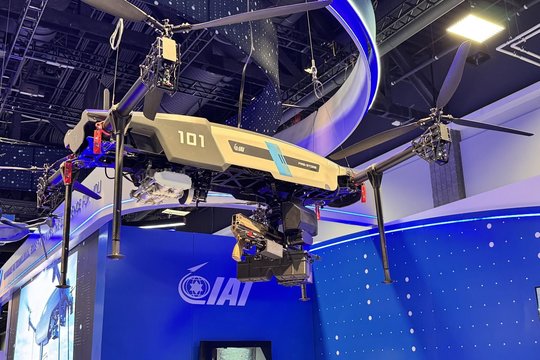 Pristatė kulkosvaidžiu apginkluotą skraidantį droną