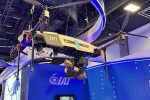 Pristatė kulkosvaidžiu apginkluotą skraidantį droną