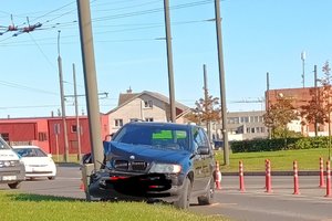 Girtas BMW vairuotojas Kaune kliudė stulpą