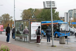 Miestiečius piktina „nuogos“ autobusų stotelės
