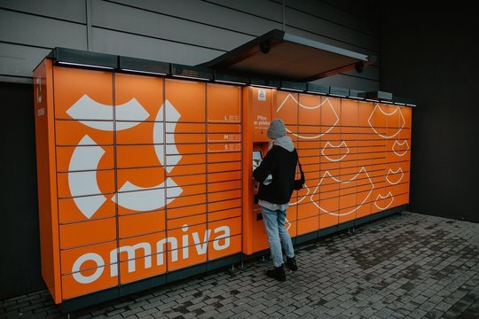 Dar viena siuntų bendrovė atnaujina siuntų pristatymą į JAV