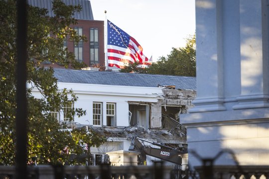 Baltieji rūmai skęsta mūro nuolaužose: prasideda įspūdingos pokylių salės statybos