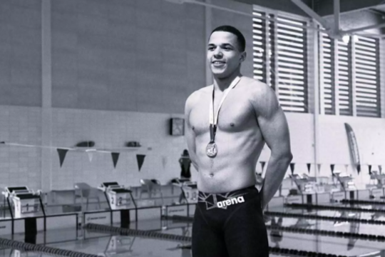 Žinomo plaukiko mirties aplinkybes vis dar gaubia paslaptis: paskutinės linksmybės naktiniame klube ir kvaišalų šešėlis