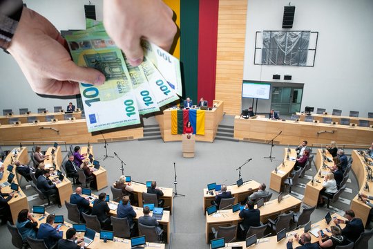 Tūkstančiams dirbančiųjų – trigubas smūgis: nuo kitų metų nori didinti dar vieną įmoką