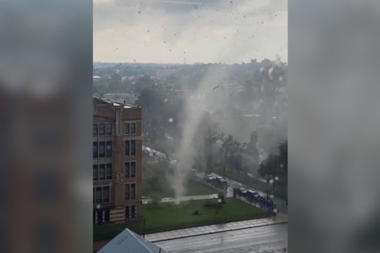 Netoli Paryžiaus – apokaliptiniai vaizdai: praūžus tornadui sunkiai sužeisti devyni žmonės