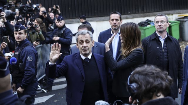 N. Sarkozy atvyko į kalėjimą: šalia namų - būrys rėmėjų ir ištaigingas gestas žmonai 