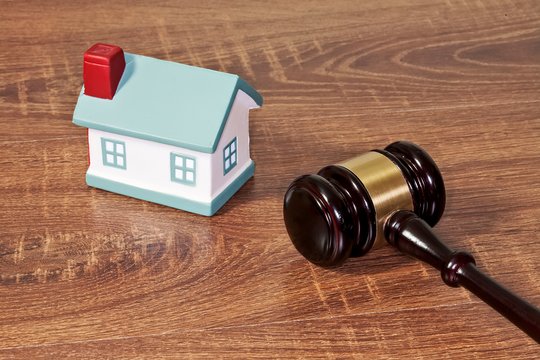 Teismas nusprendė senjorus iškeldinti iš savavališkai Kulautuvos miške pastatytų namų