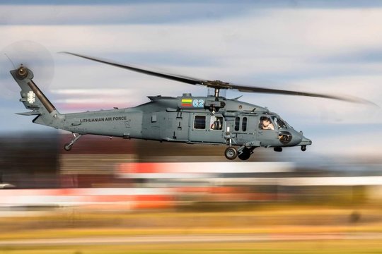 Lietuvos kariuomenės sraigtasparniai „Black Hawk“ atliko bandomąjį skrydį